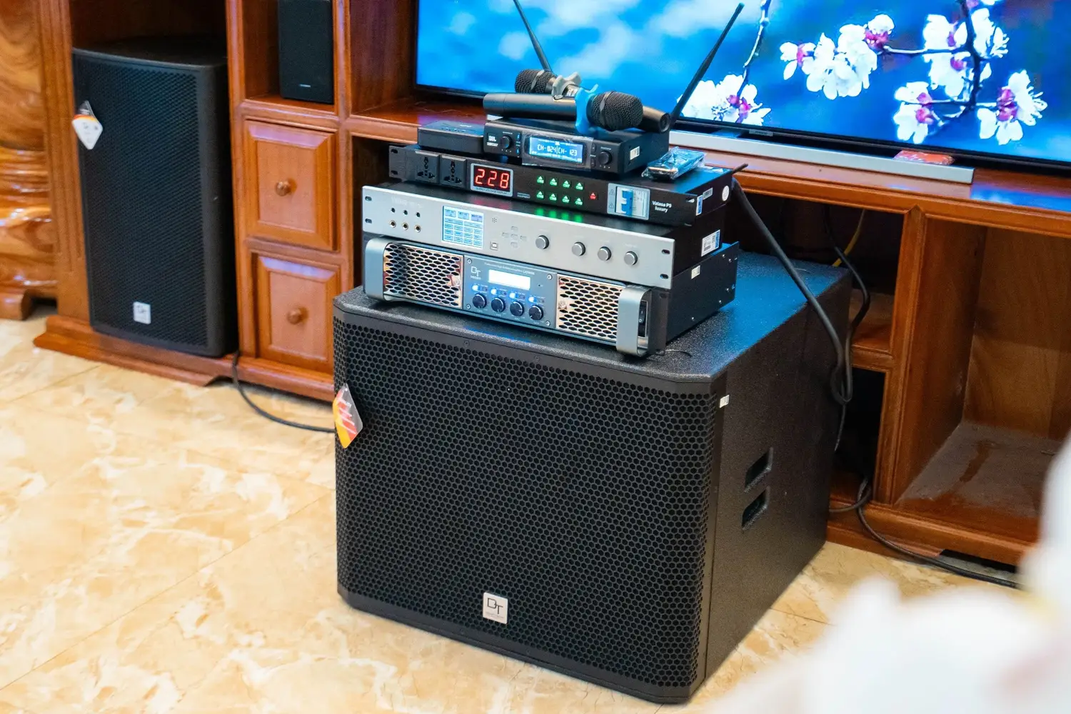 Micro, quản lý nguồn, vang số, cục đẩy và loa sub của Dàn karaoke DT TT298