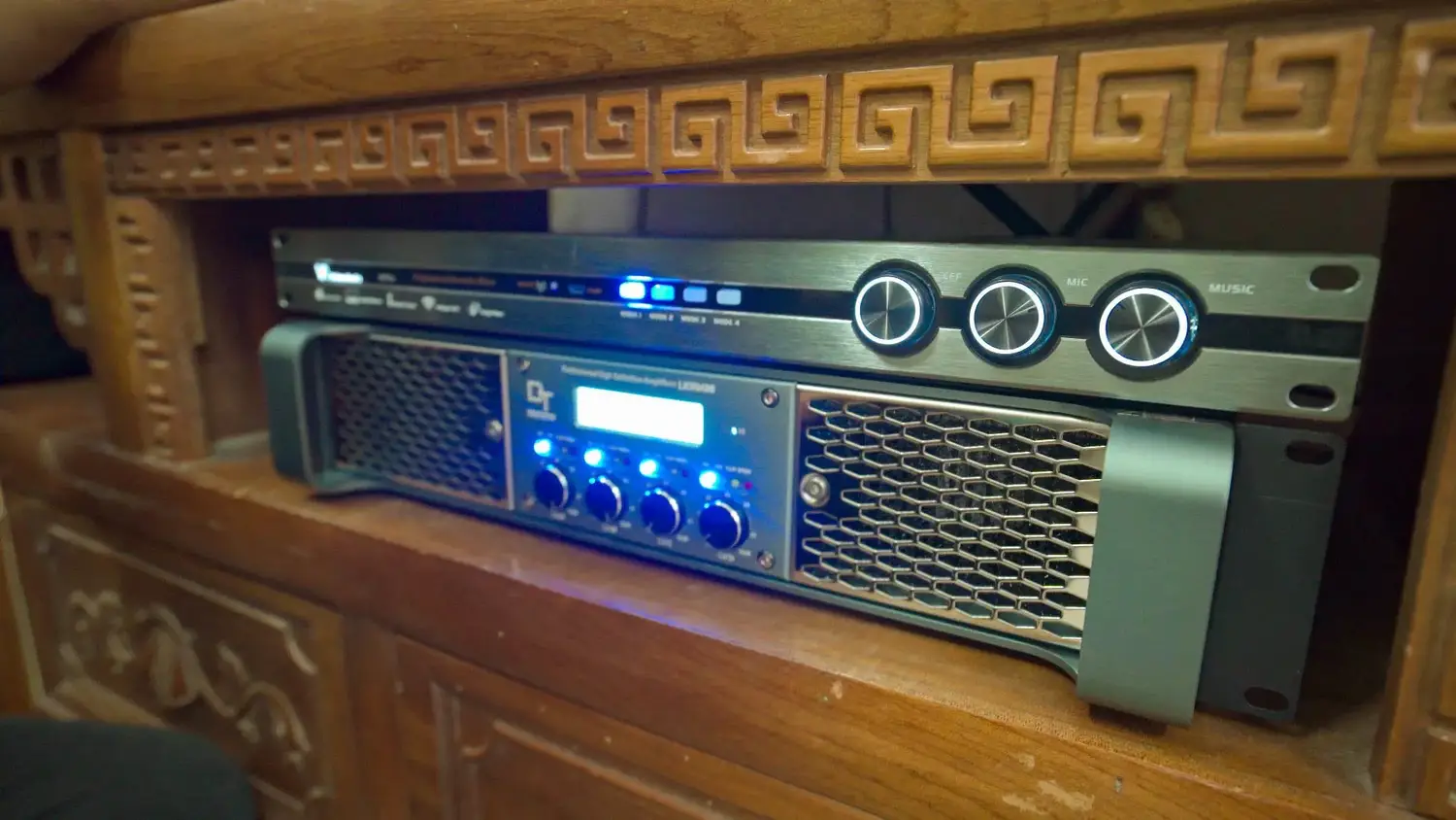 Vang số và cục đẩy công suất của Dàn karaoke DT TT209