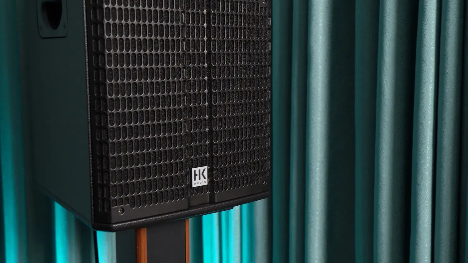 Mặt trước góc dưới của Loa HK Audio Linear 5 112F