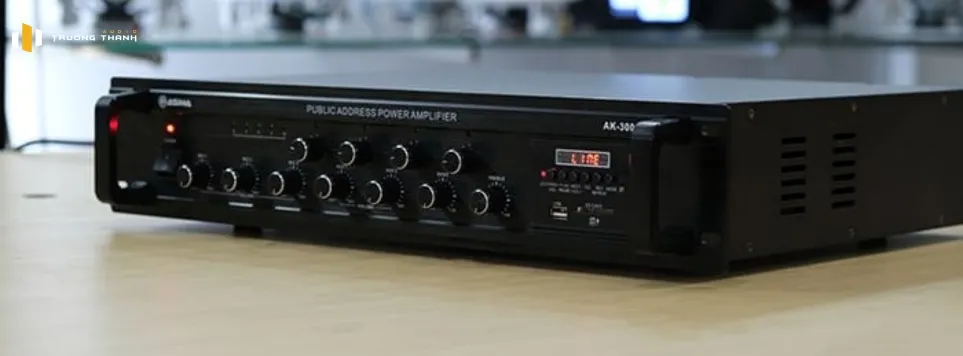 Mặt bên phải của Amply Asima AK-300-Z4