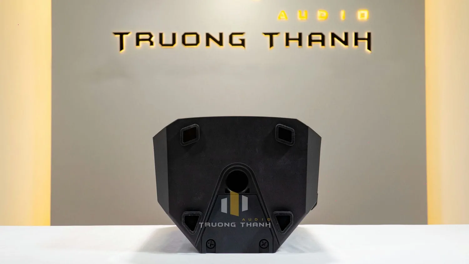 Mặt dưới của Loa bluetooth Mackie Thump Go 8