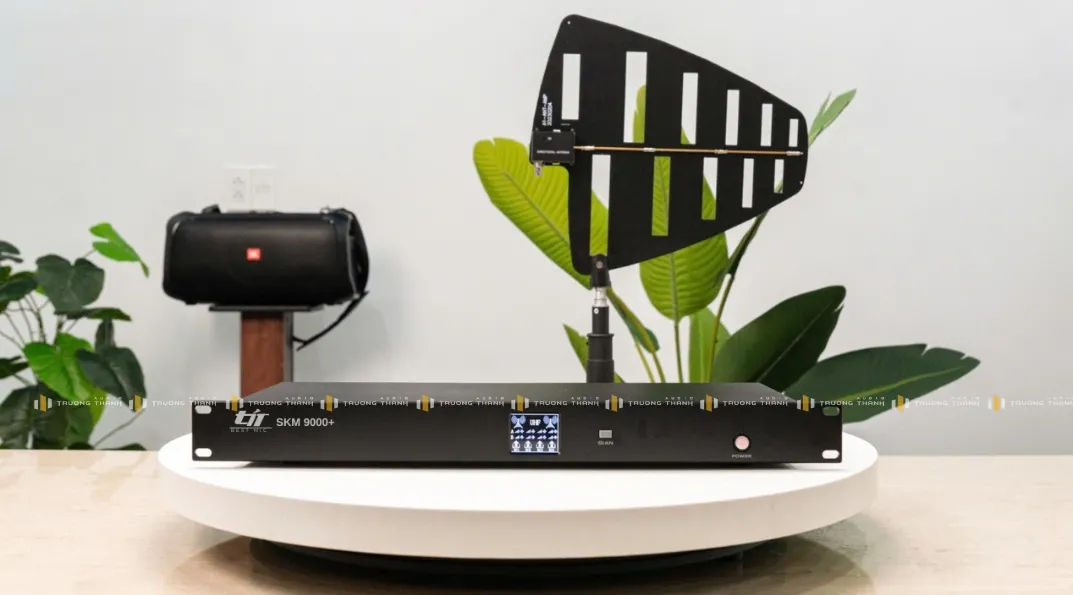 Mặt trước của Bộ Khuếch Đại Tín Hiệu TIT SKM9000+