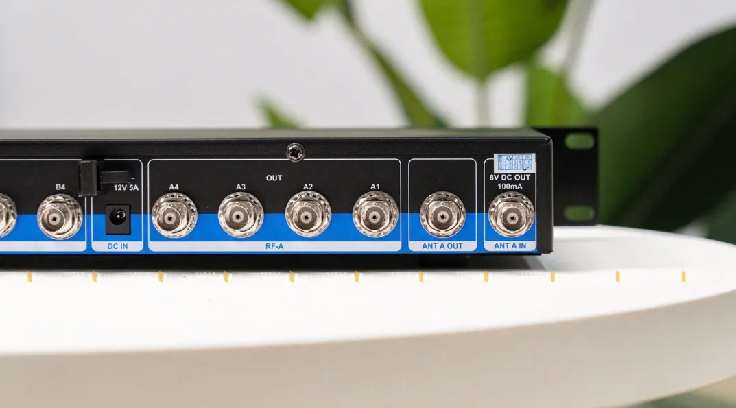 Mặt sau bên phải của Bộ Khuếch Đại Tín Hiệu TIT SKM9000+