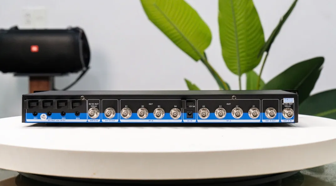 Mặt sau đầu thu của Bộ Khuếch Đại Tín Hiệu TIT SKM9000+