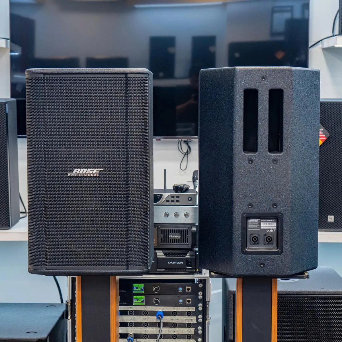 Mặt trước và mặt sau của Loa Bose ShowTime SK12