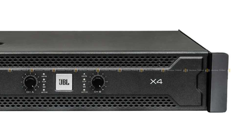 Mặt bên phải của Cục đẩy công suất JBL X4