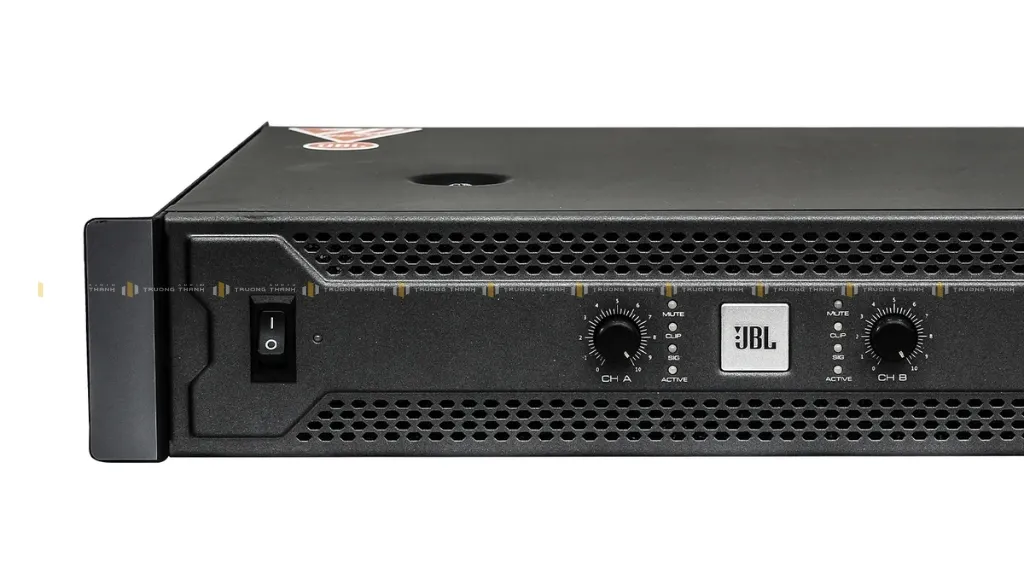 Mặt bên trái của Cục đẩy công suất JBL X4