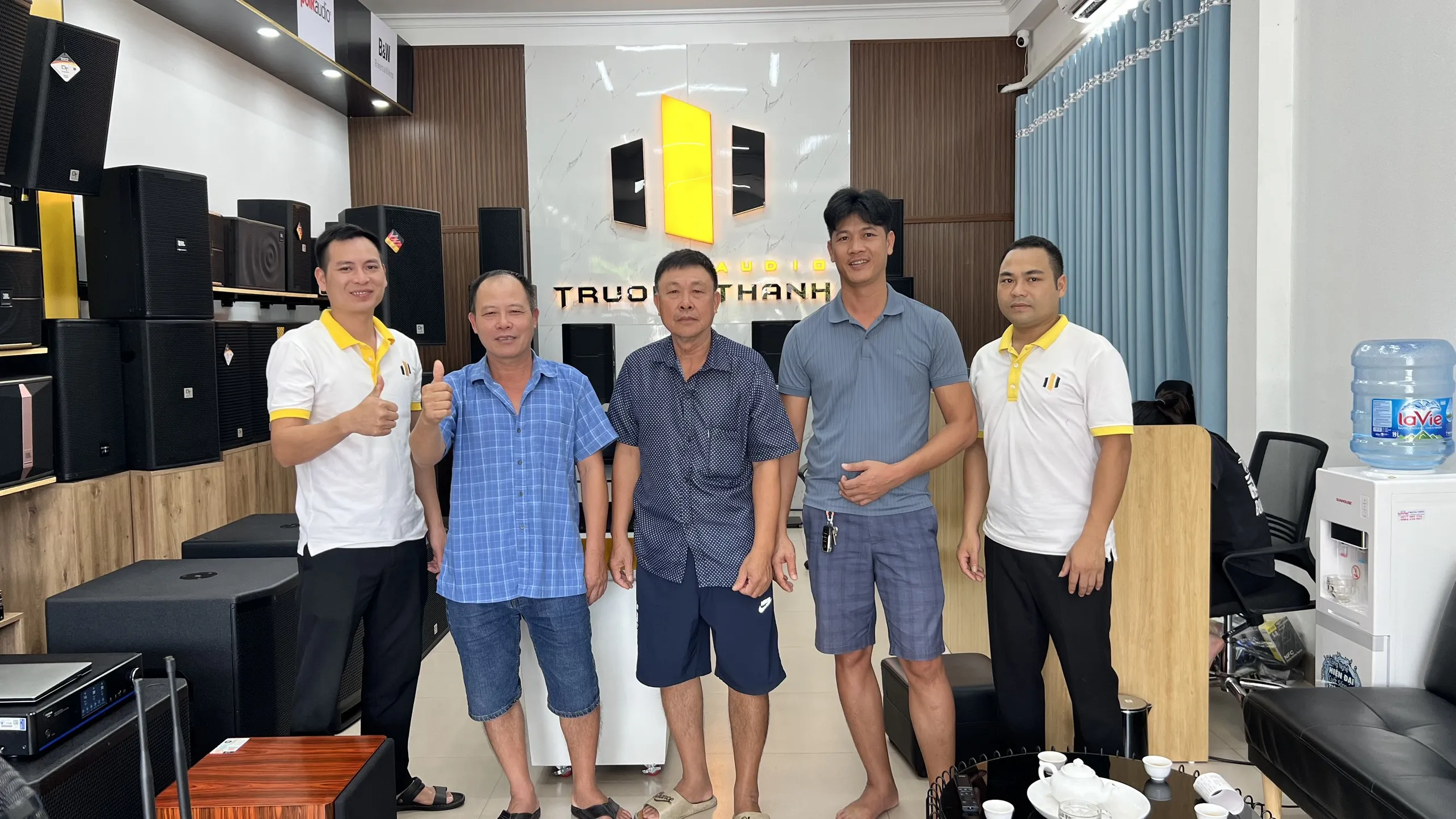 Khách đến showroom mua Dàn Karaoke DT TT342