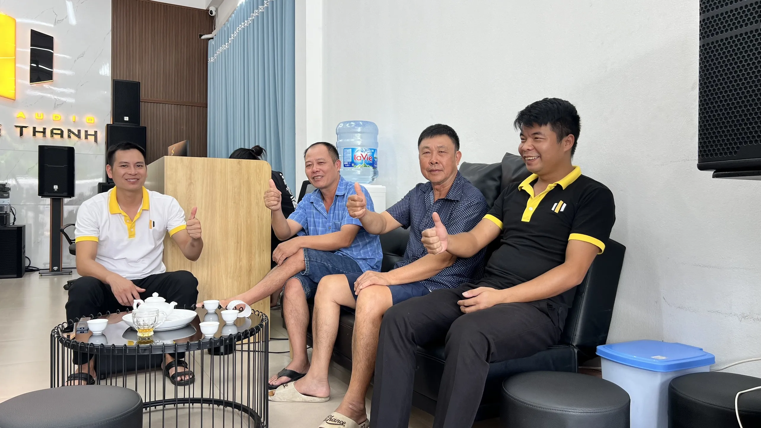 Khách đến showroom mua Dàn Karaoke DT TT342 2