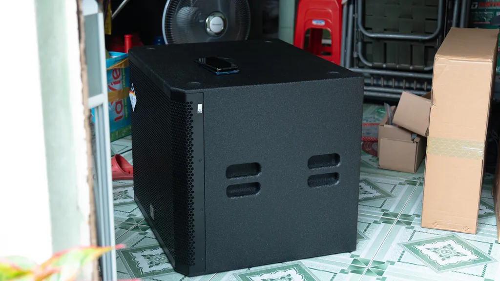 Mặt bên loa sub của Dàn karaoke DT TT377