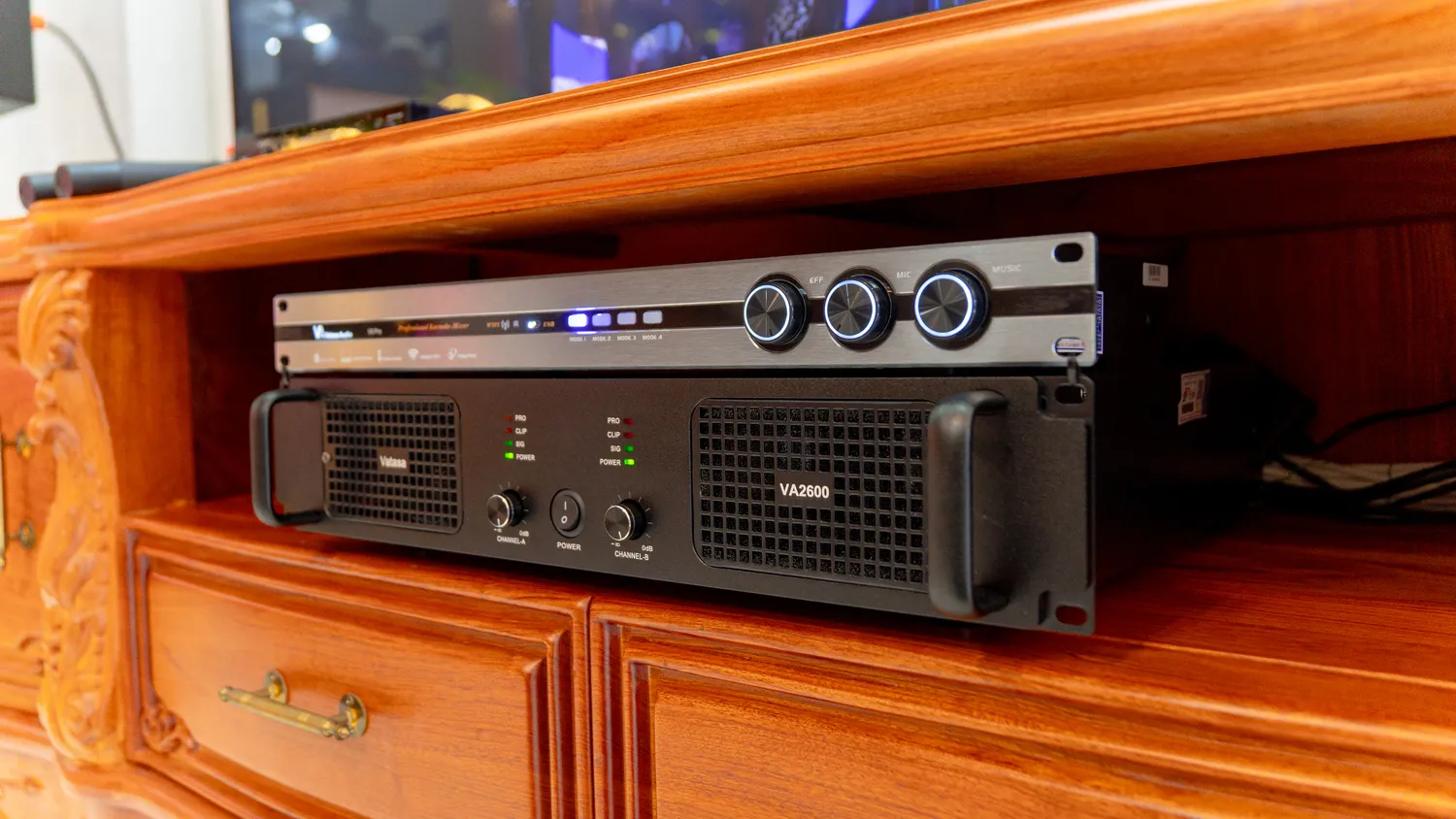 Vang số và cục đẩy công suất của Dàn karaoke DT TT378