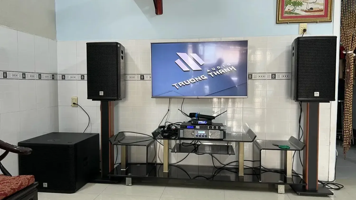 Loa karaoke DT Alpha12 có thiết kế hiện đại, sang trọng