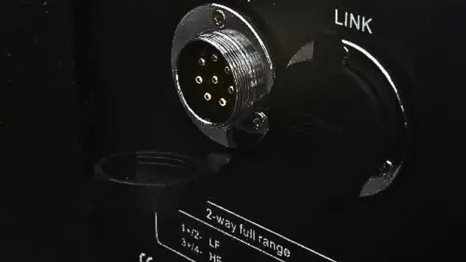 Cổng kết nối của Loa Array DT VELA 2