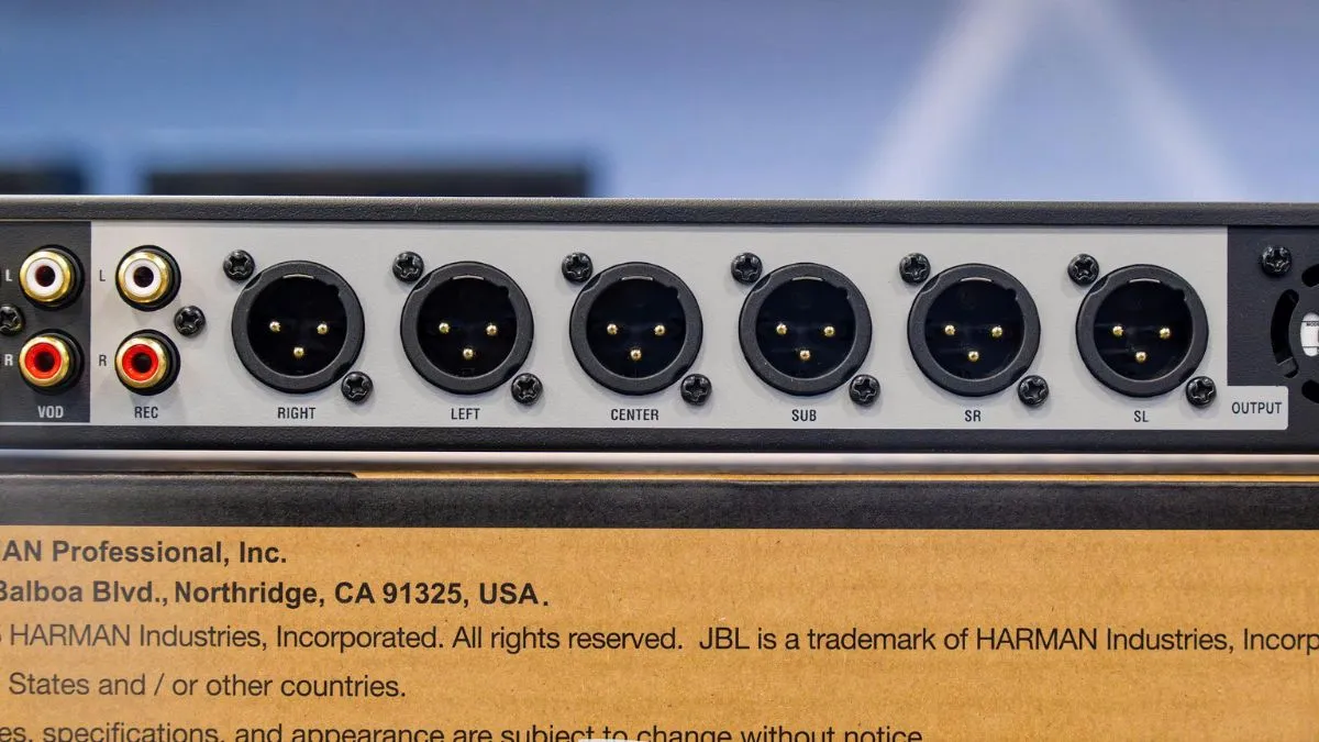Cổng kết nối của Vang số JBL KX190 2