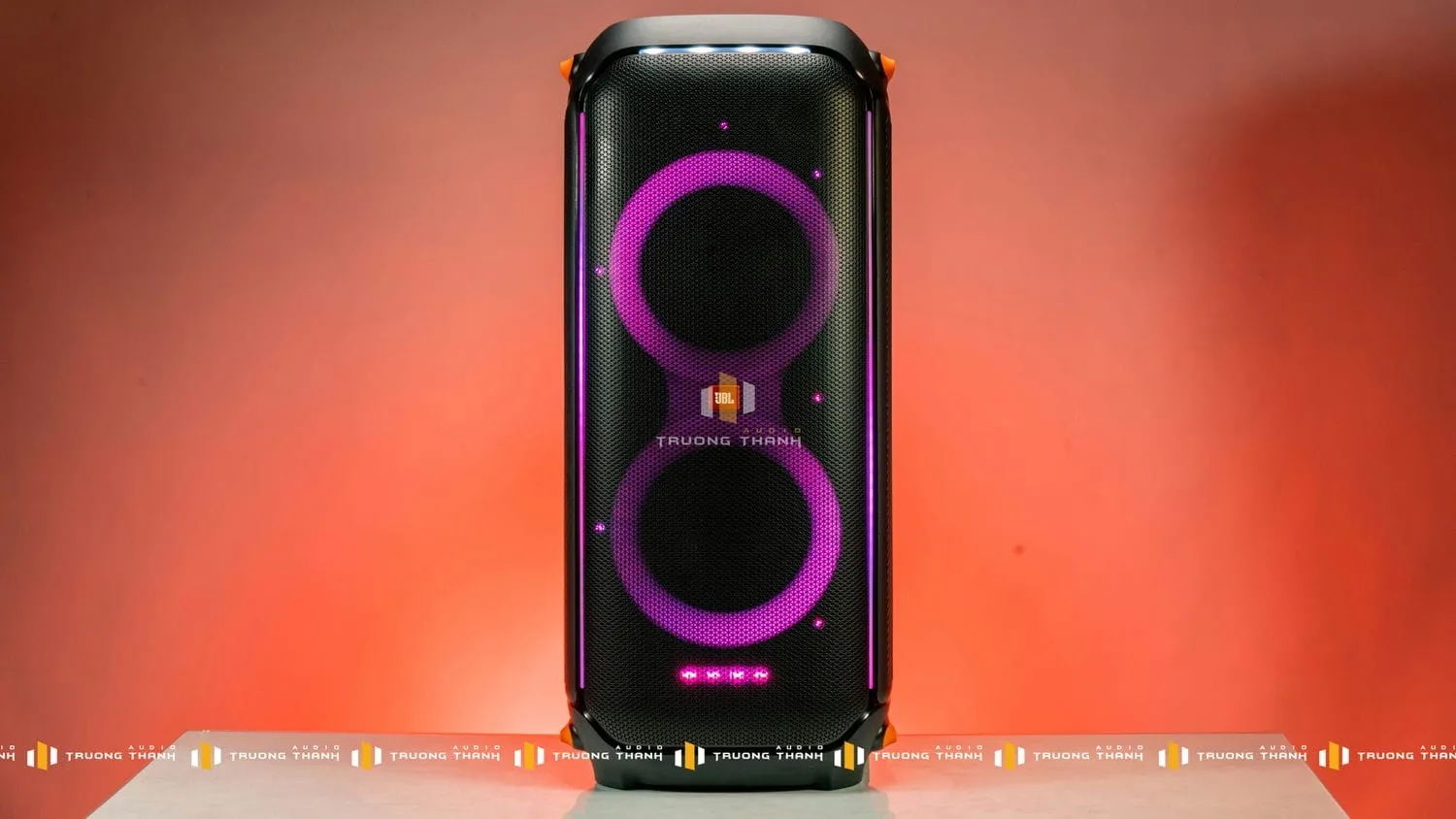 Mặt trước của LOA JBL PARTYBOX 710 hiệu ứng ánh sáng hồng