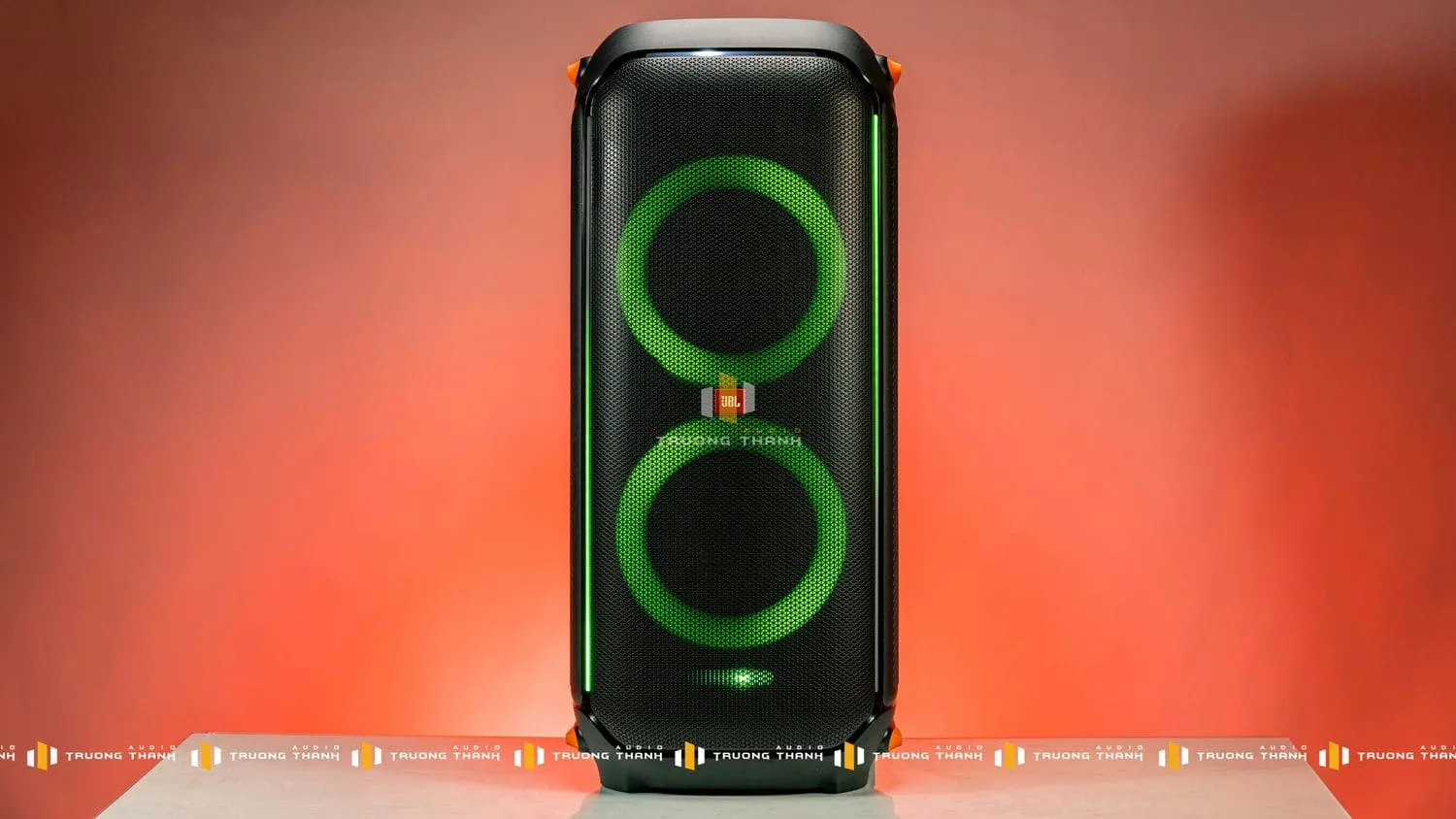 Mặt trước của LOA JBL PARTYBOX 710 hiệu ứng ánh sáng xanh