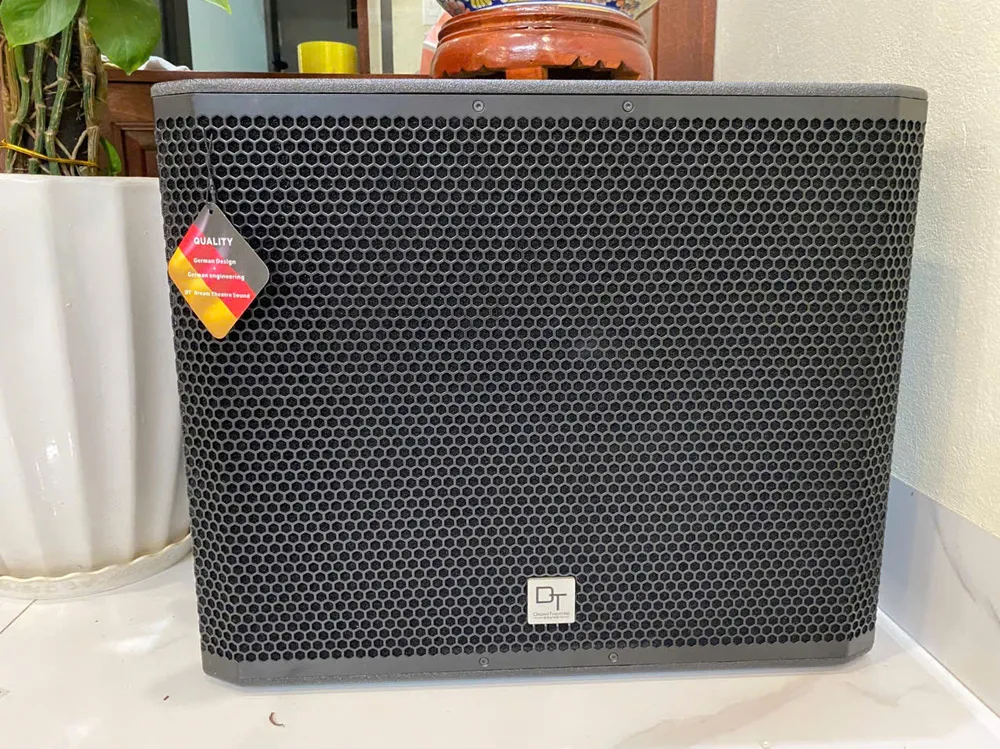 Mặt trước loa sub của Cục đẩy vang số và micro của Dàn Karaoke DT TT417