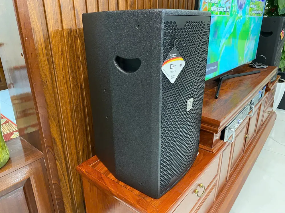 Mặt bên loa karaoke của Dàn Karaoke DT TT417