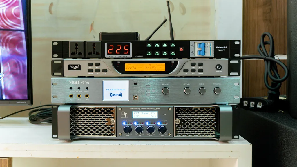 Mặt trước của vang số micro và cục đẩy của Dàn Karaoke DT TT391