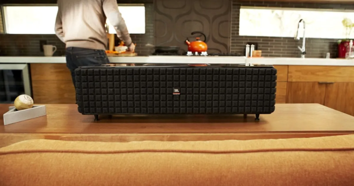 Loa bluetooth JBL Authentics L8 trong nhà bếp