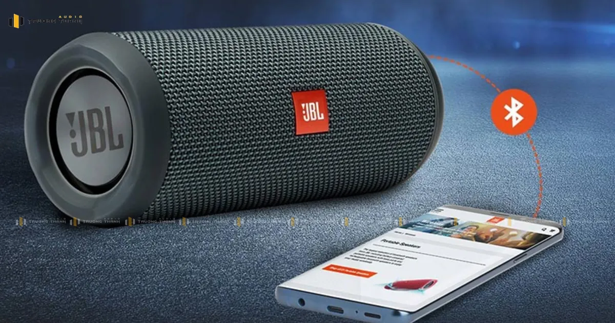 Loa JBL Flip Essential kết nối với điện thoại qua Bluetooth