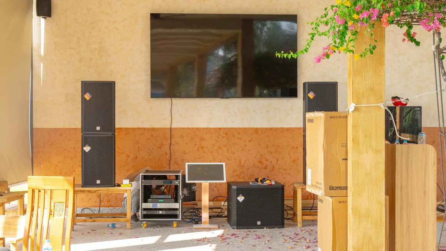 Màn hình cảm ứng VietK 22 inch thích hợp cho mô hình kinh doanh