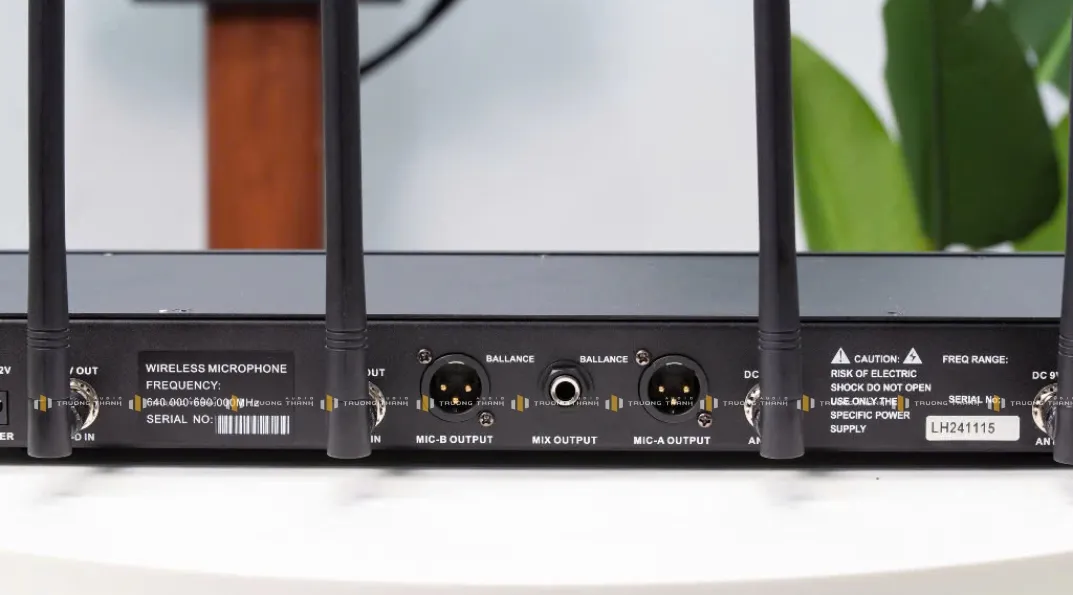 Cổng kết nối của Micro TIT M9000