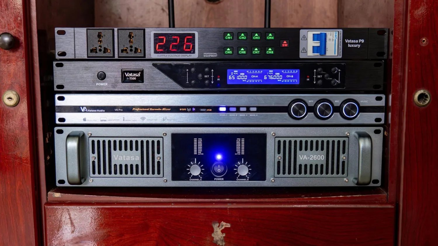 Cục Đẩy Công Suất Vatasa VA-2600 (Bạc) phối ghép linh hoạt với nhiều thiết bị cao cấp