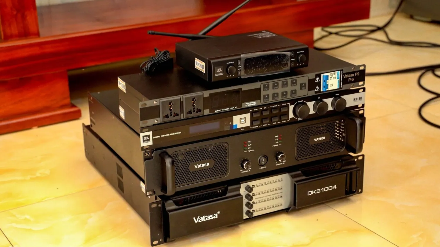 Cục đẩy công suất Vatasa DKS1004 có thiết kế bền bỉ và cứng cáp