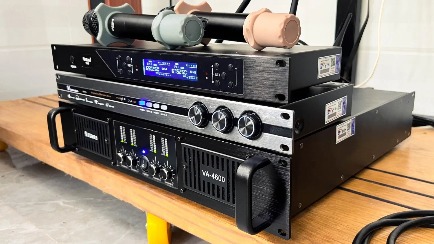 Lắp đặt Cục Đẩy Công Suất 4 Kênh Vatasa Va-4600 màu đen
