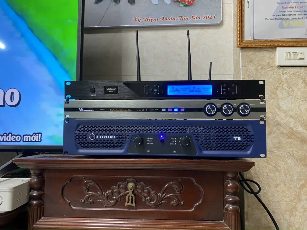 Micro, vang số và cục đẩy công suất của Dàn Karaoke JBL TT160