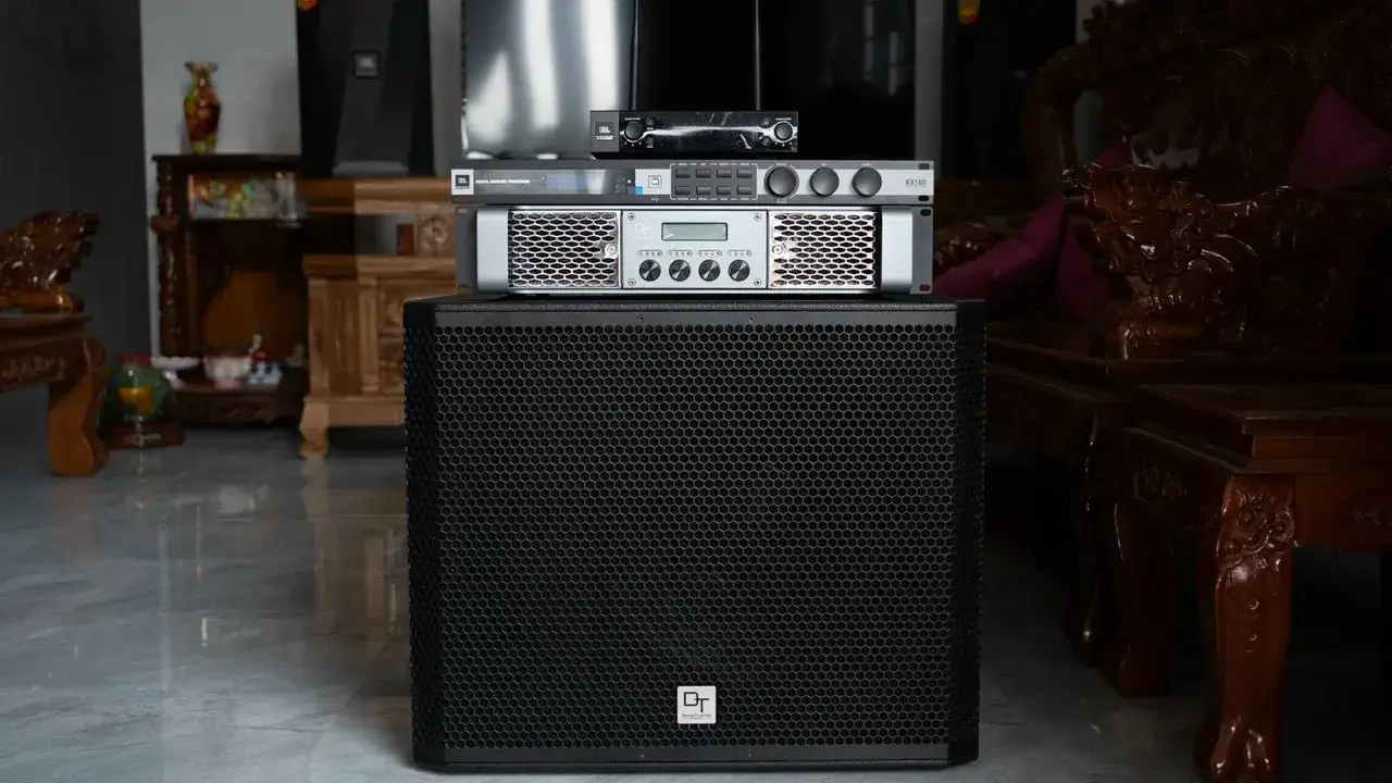 Loa sub, vang số và cục đẩy công suất của Dàn Karaoke JBL TT159