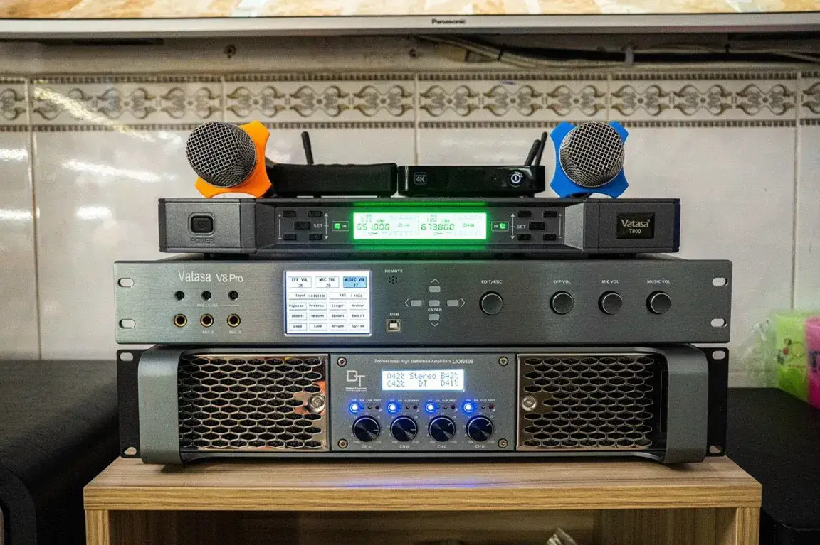 Mặt trước của Micro, vang số, cục đẩy công suất của Dàn karaoke DT TT182