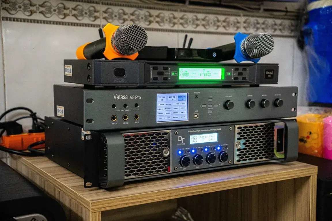 Mặt bên của Micro, vang số, cục đẩy công suất của Dàn karaoke DT TT182