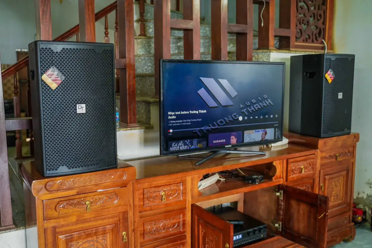 Mặt bên của Dàn karaoke DT TT208