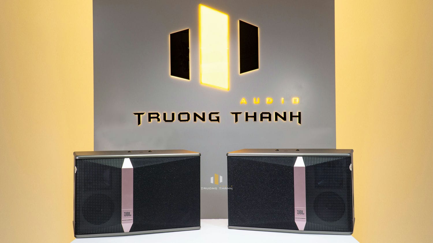 Ảnh nổi bật của sản phẩm Dàn Karaoke JBL TT143: (JBL KI512, JBL VM200, Vatasa V8Pro, DT Lion406, Nex 12, VietK 4TB, VietK 22 inch, KVacoustic TK9) 2