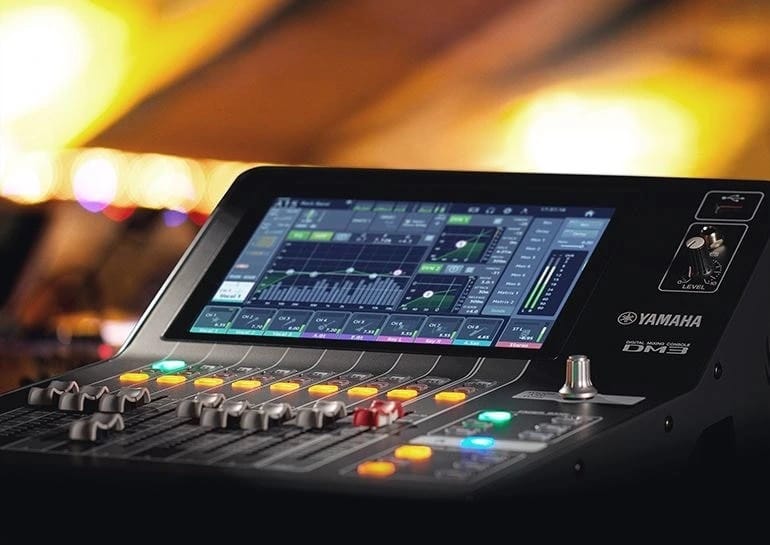 Mặt bên phải của Bàn mixer Yamaha DM3 Standard