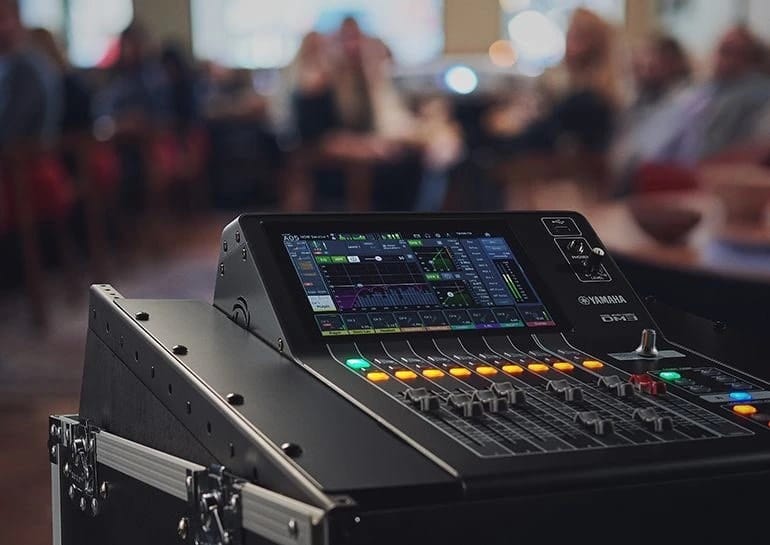 Mặt bên trái của Bàn mixer Yamaha DM3 Standard