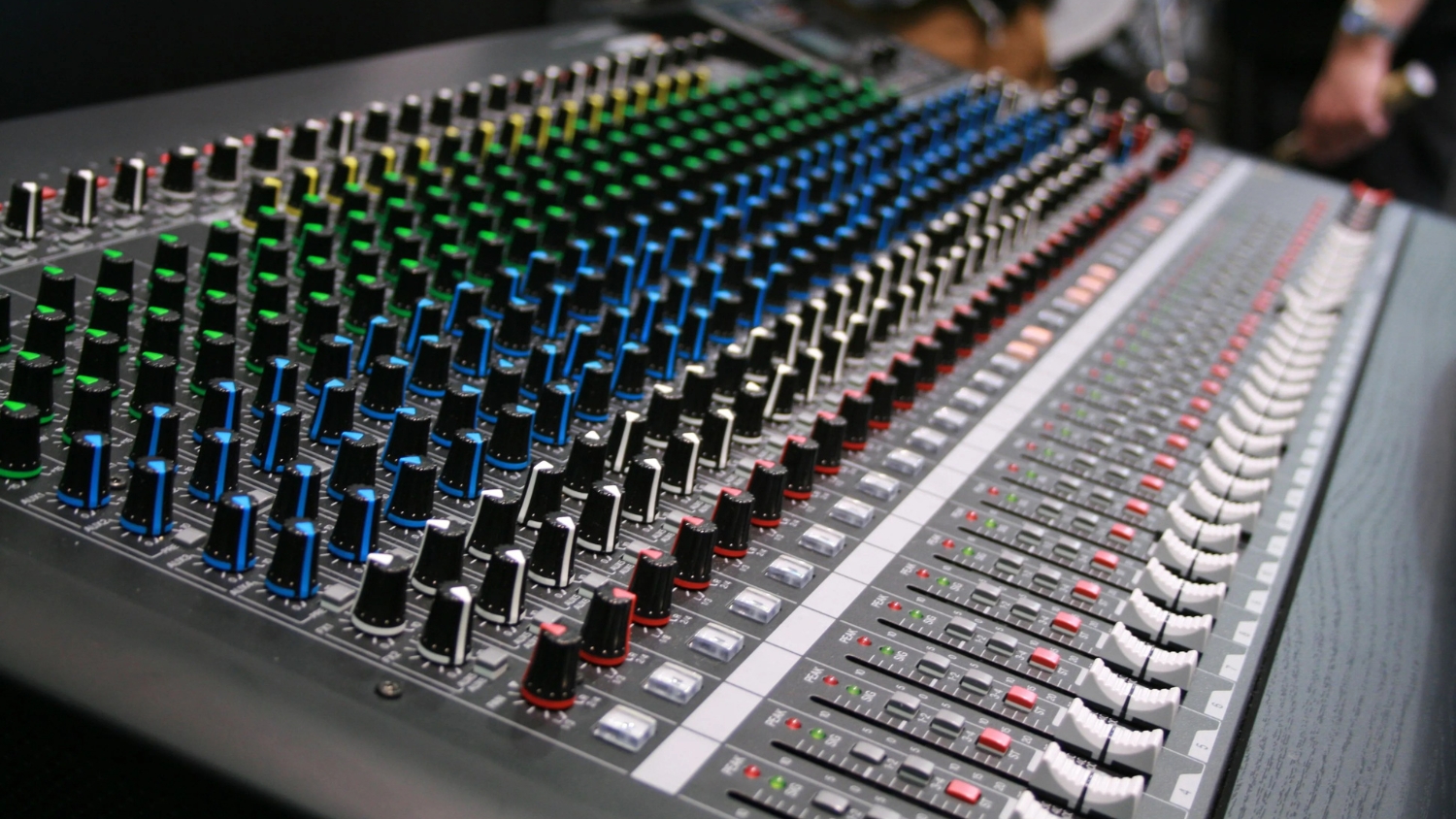 Hình thực tế bên trái Bàn Mixer Yamaha MGP32X 32 Kênh