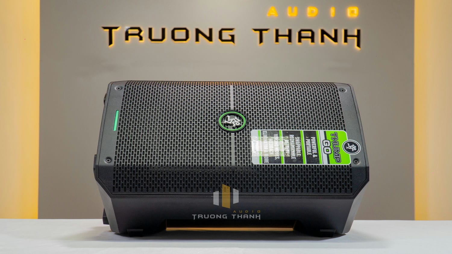 Loa bluetooth Mackie Thump Go 8 linh hoạt đặt đứng và nằm