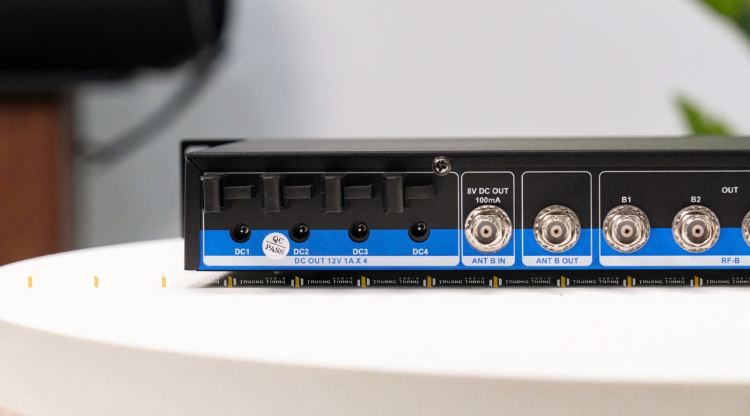 Mặt sau bên trái của Bộ Khuếch Đại Tín Hiệu TIT SKM9000+