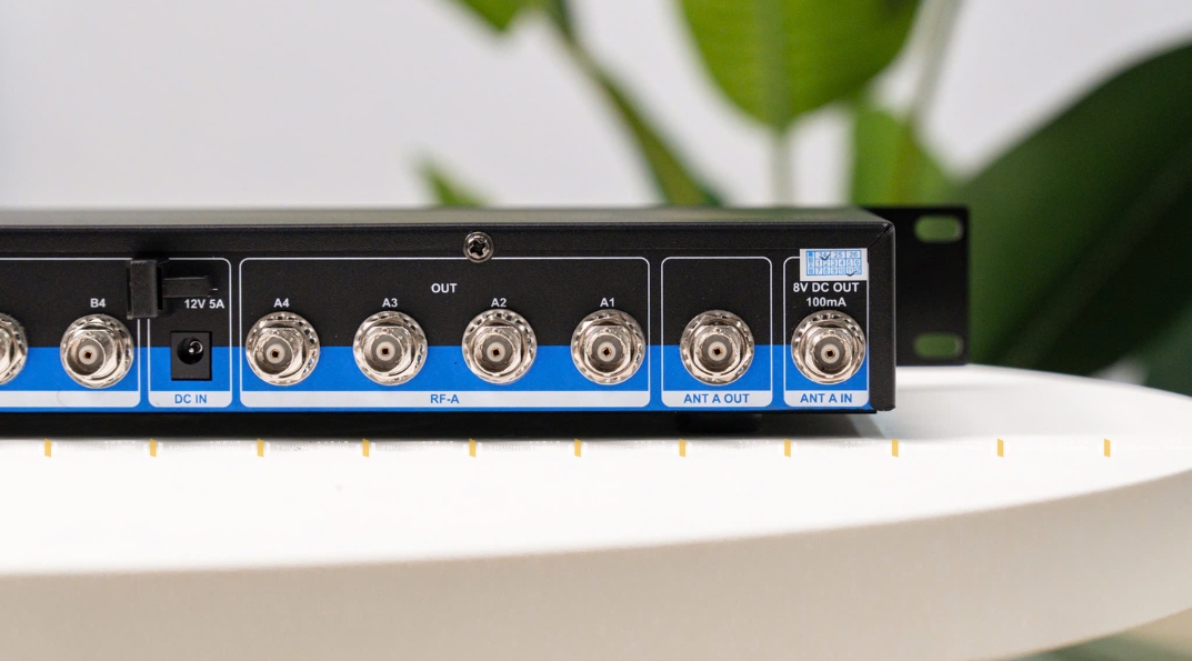 Mặt sau bên phải của Bộ Khuếch Đại Tín Hiệu TIT SKM9000+