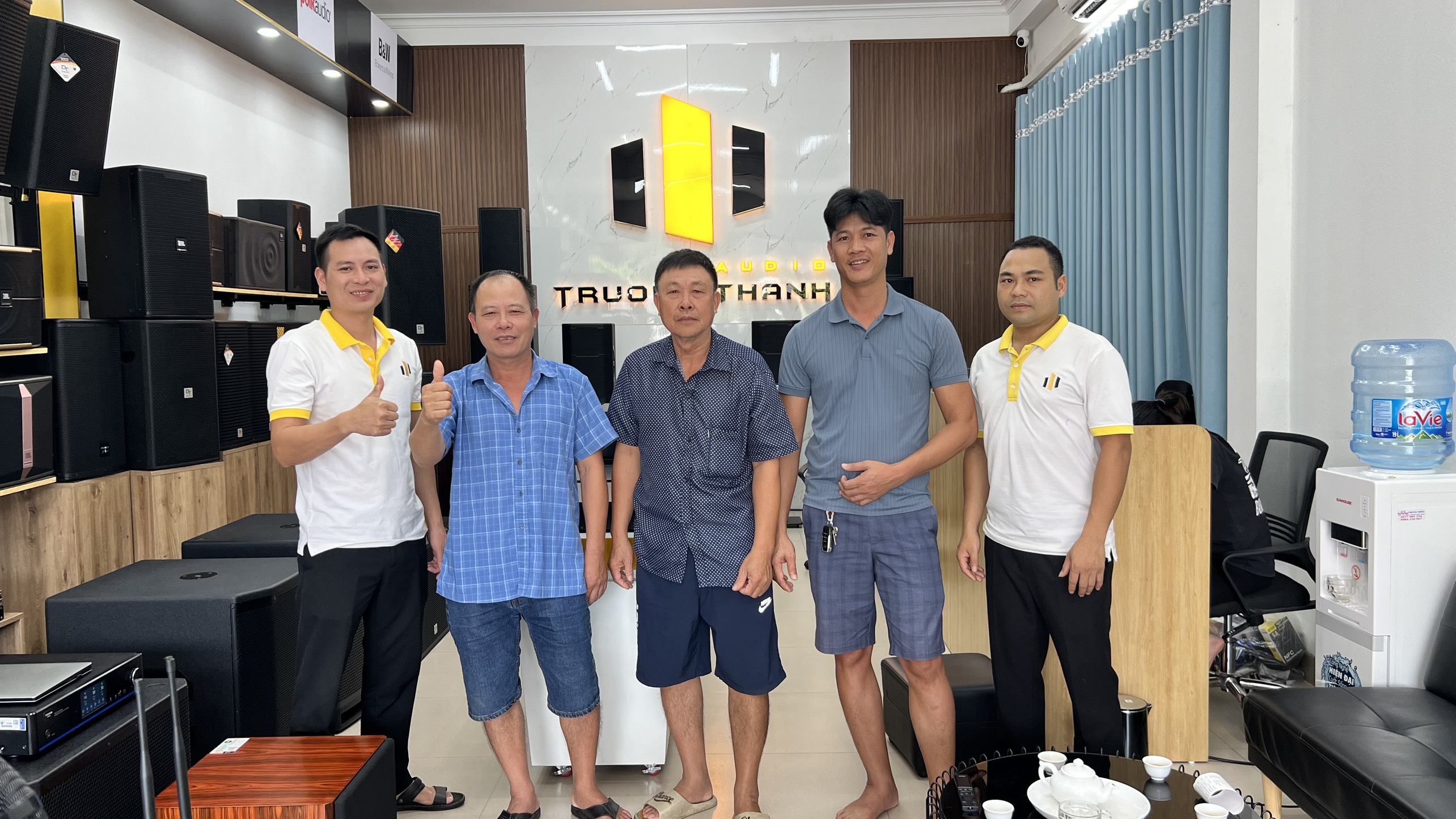 Khách đến showroom mua Dàn Karaoke DT TT342
