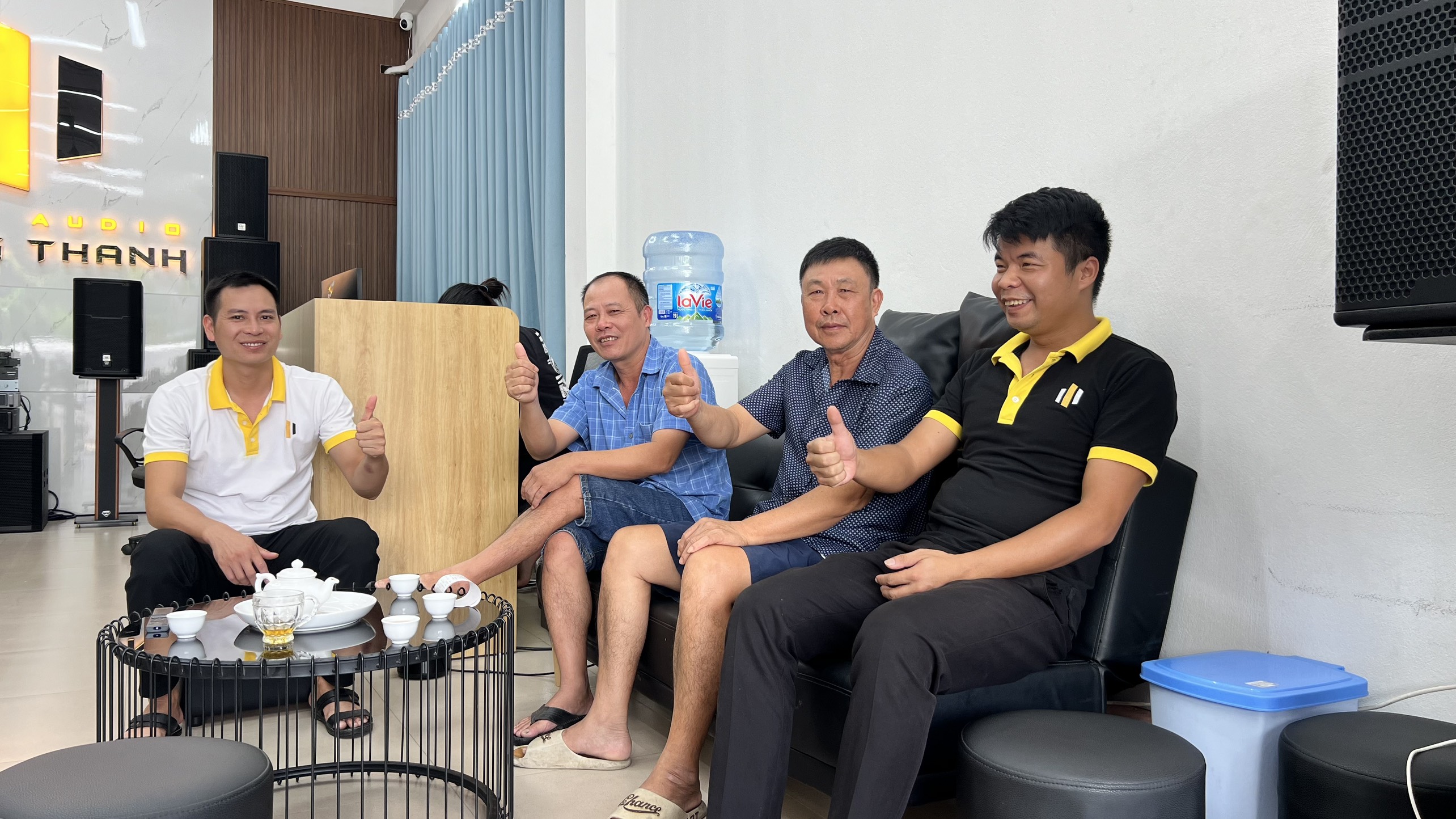 Khách đến showroom mua Dàn Karaoke DT TT342 2