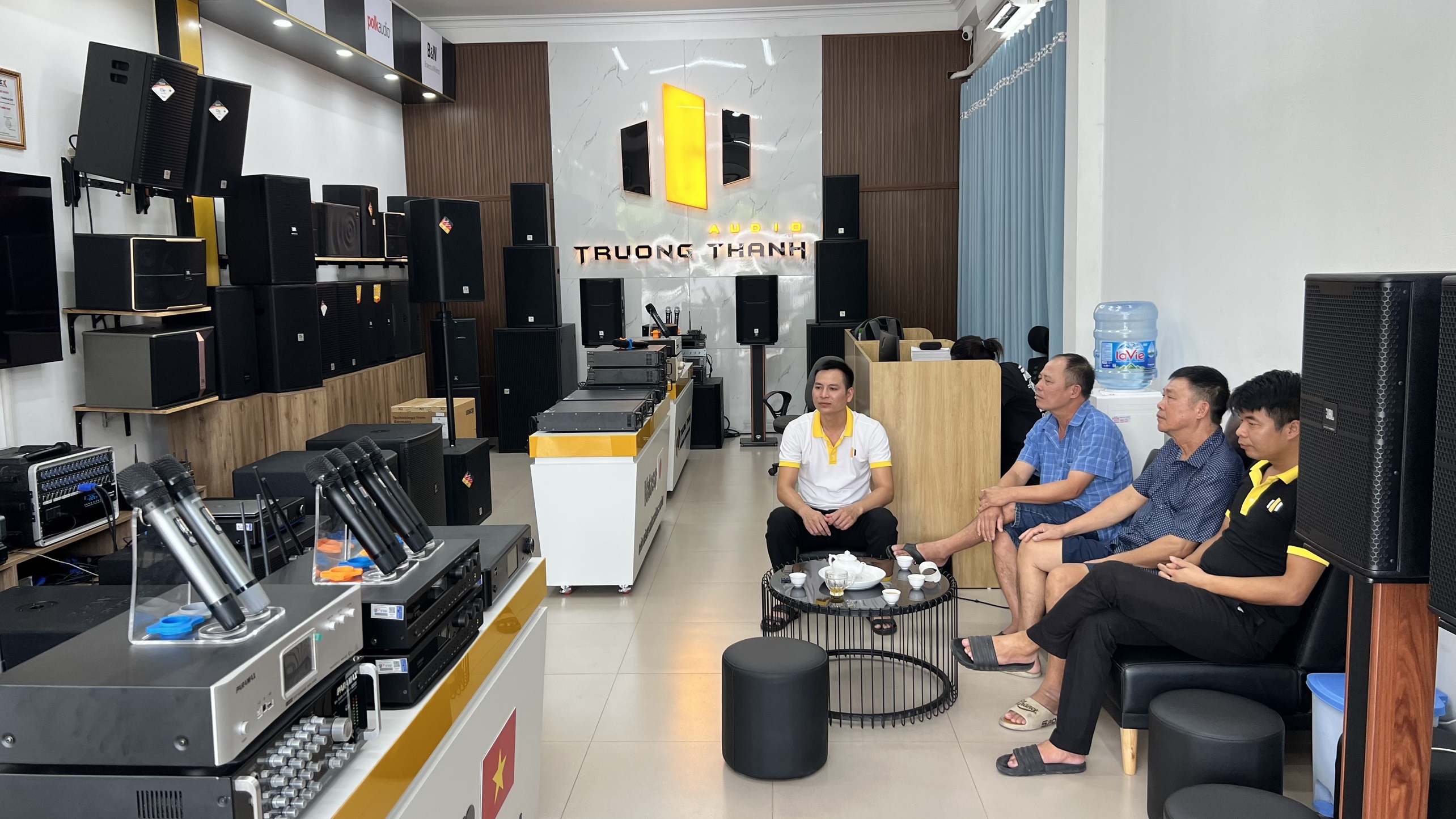 Khách đến showroom mua Dàn Karaoke DT TT342 3