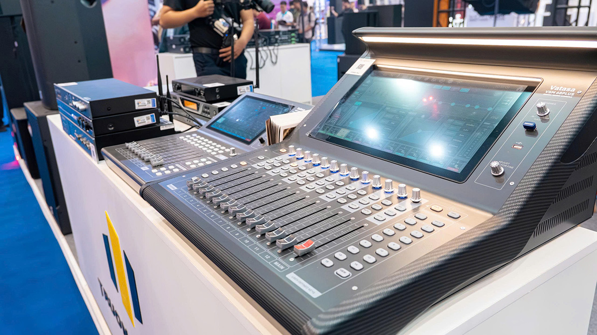 Mixer Vatasa VSM68 Plus của Dàn karaoke DT TT463: (2 DT Solar-20, Vatasa VSM68 Plus, DT Sigma218, DT PR-4.8)
