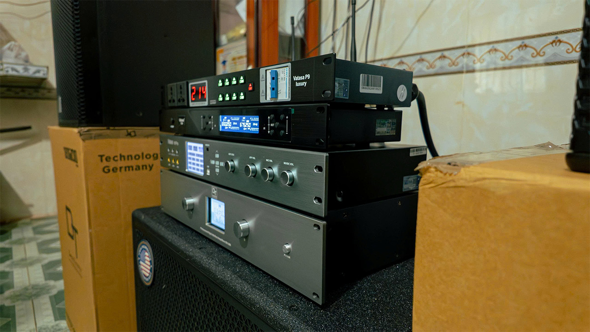 mặt bên bộ xử lý âm thanh Vatasa của Dàn karaoke DT TT434
