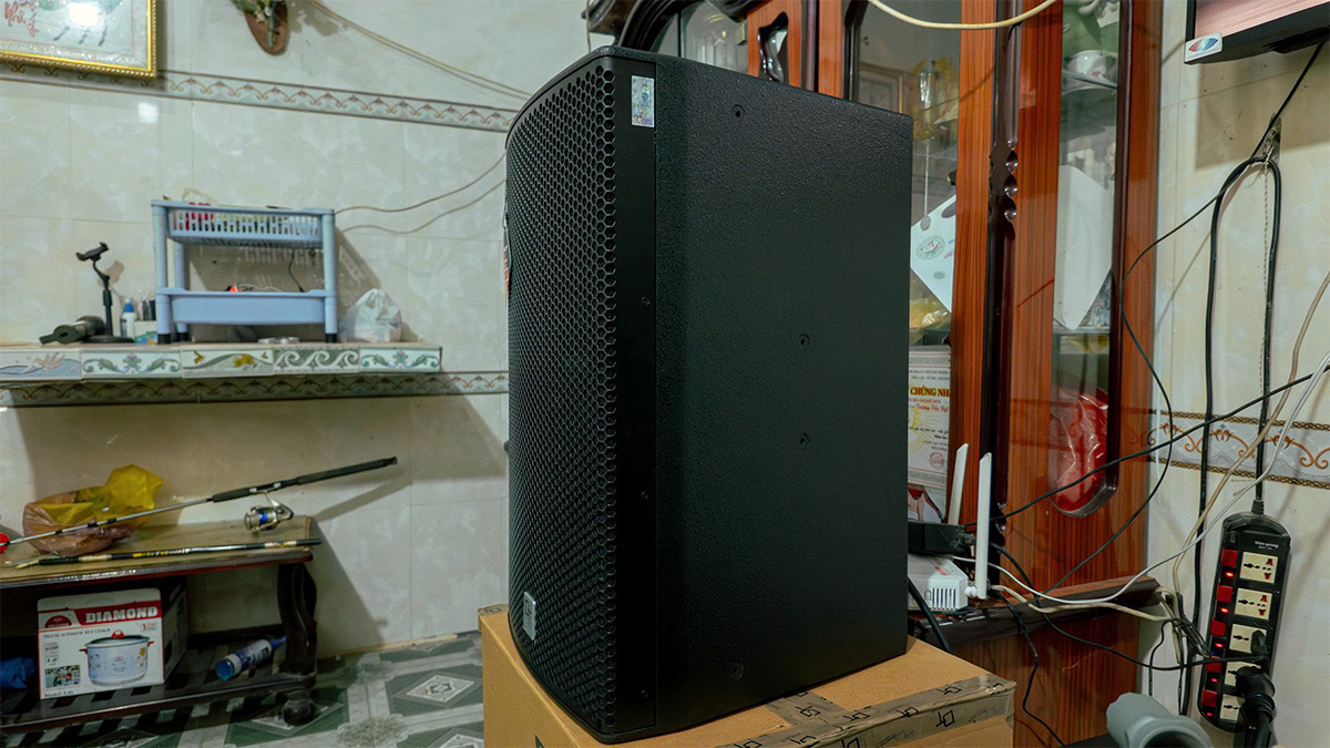 tem chính hãng trên loa dt radius-12pro của dàn karaoke dt tt434