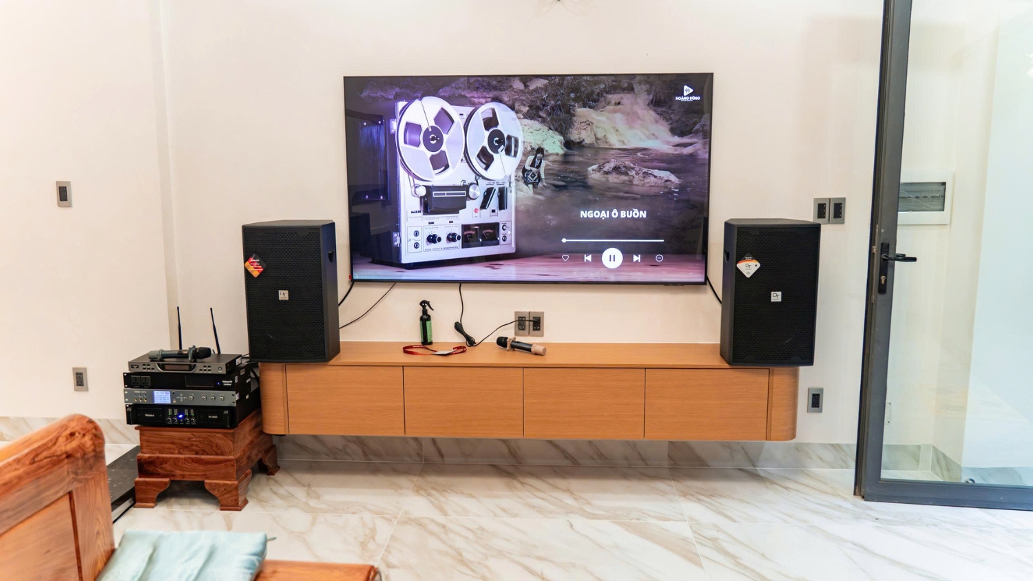 Thiết kế sang trọng của Loa Karaoke DT D2000 phù hợp với mọi phong cách