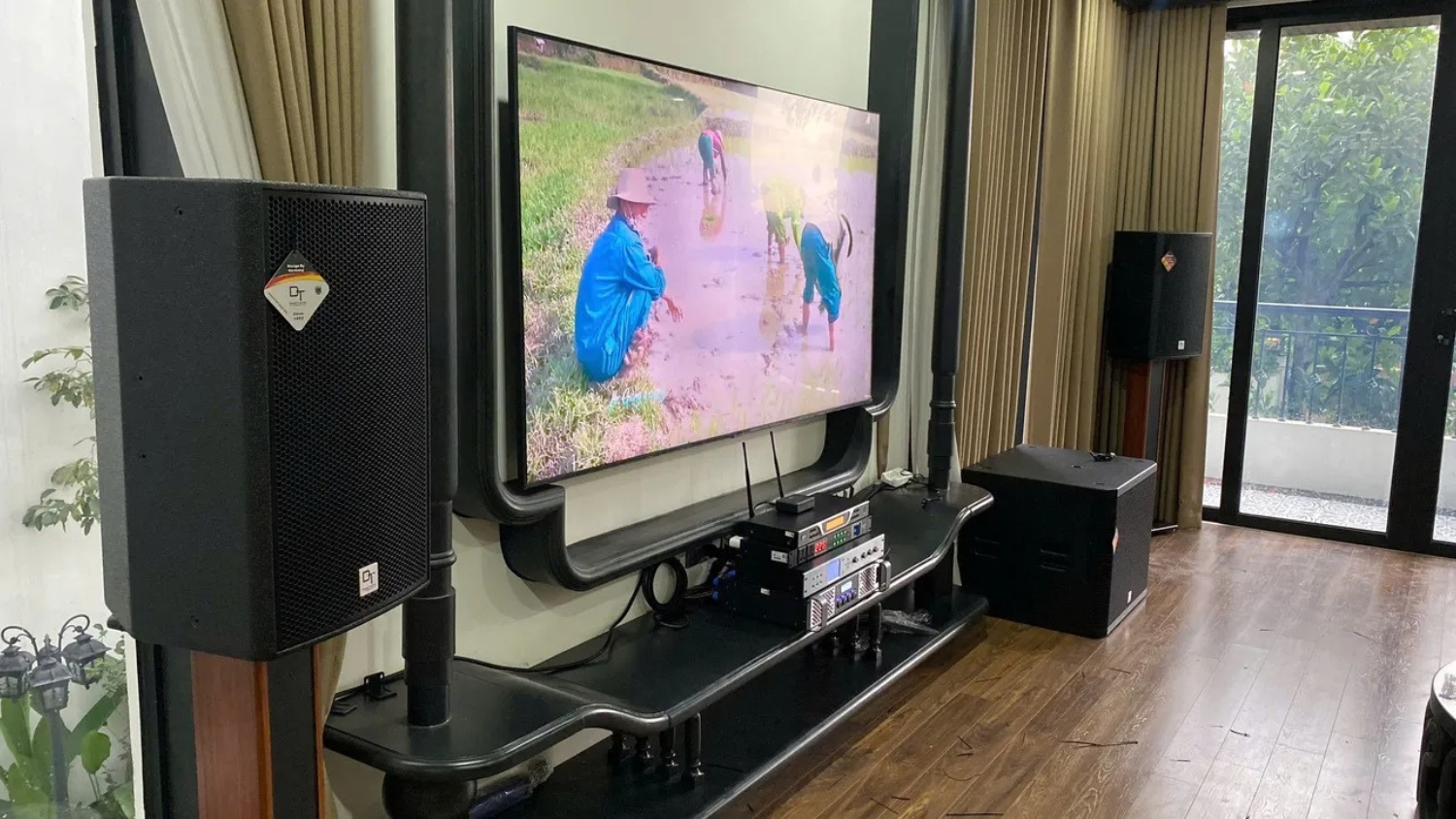 Loa Karaoke DT Delta12 dễ dàng lắp đặt và di chuyển